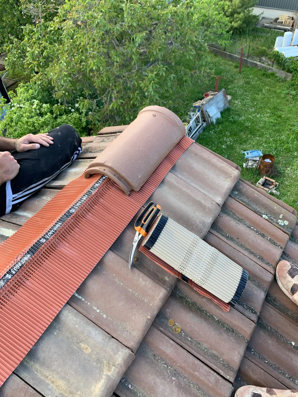 Préparation d’un faîtage à sec avec closoir ventilé sur toiture en tuiles à Lyon par MG Couverture