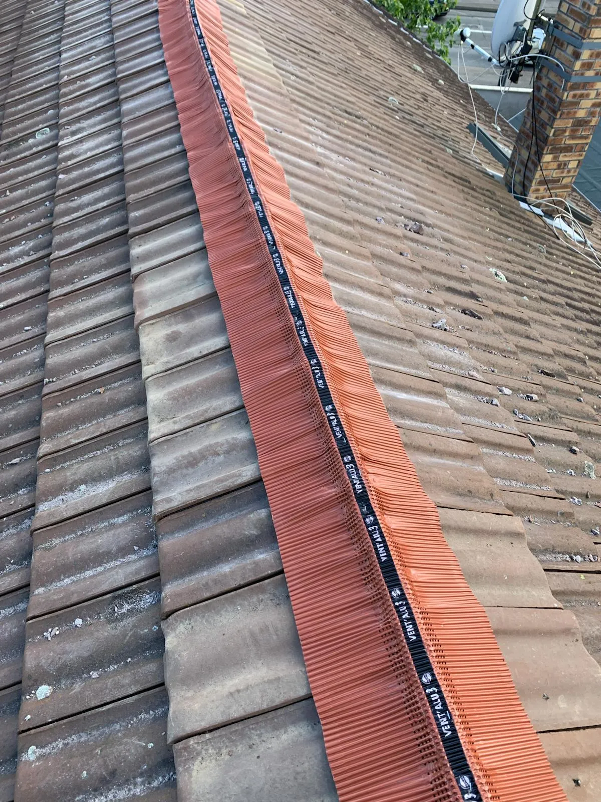 Pose d’un closoir ventilé sur un faîtage de toiture en tuiles à Lyon par MG Couverture