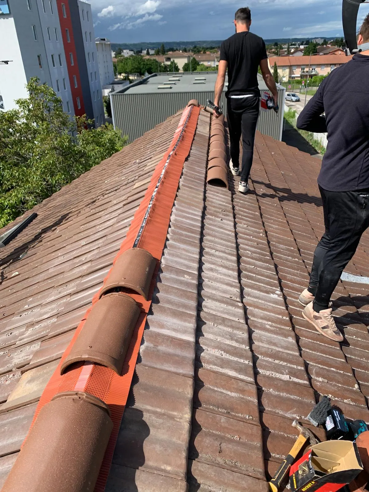Artisans réalisant la pose des tuiles faîtières sur closoir ventilé à Lyon