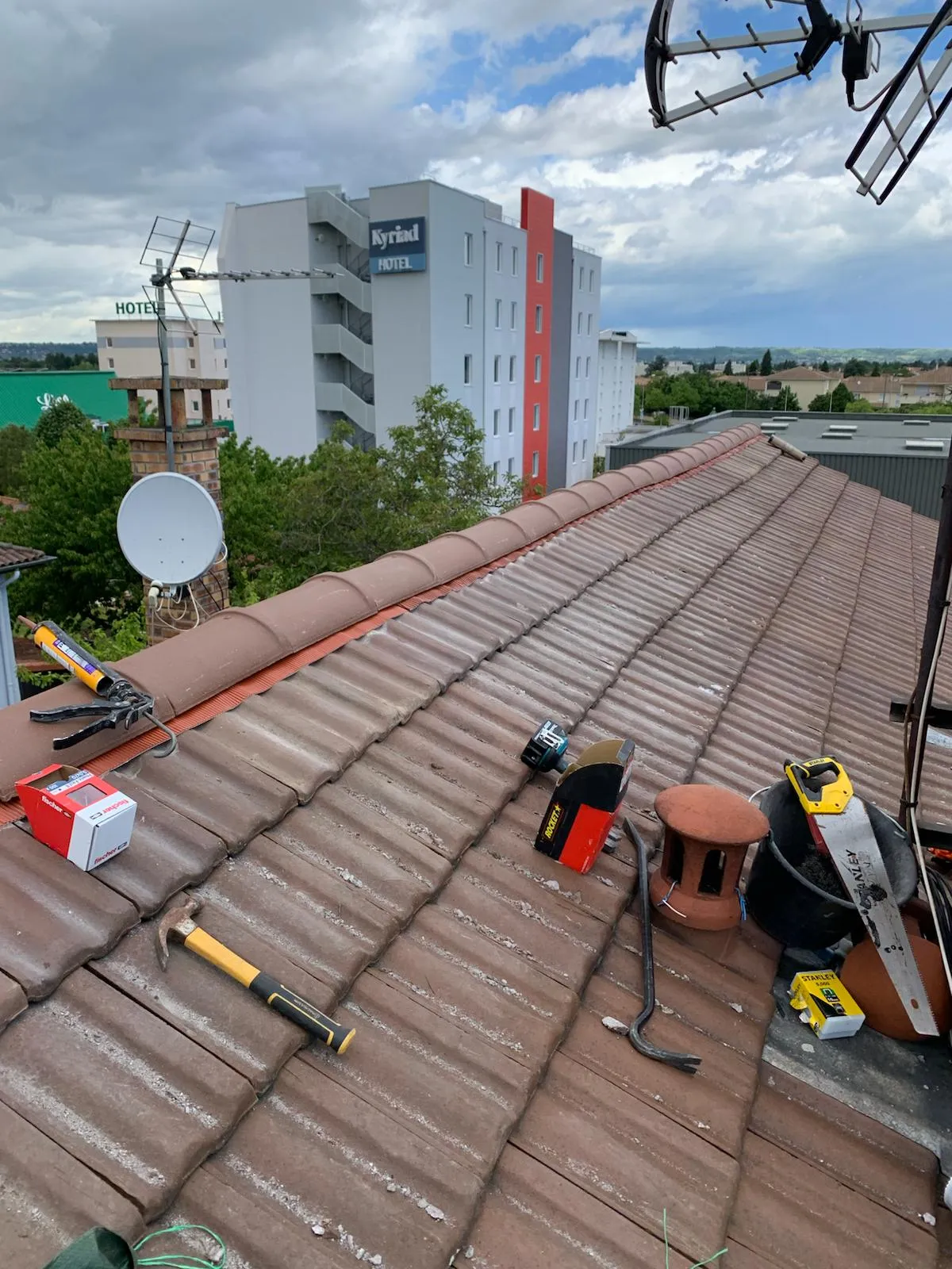 Faîtage de toiture rénové avec tuiles faîtières et closoir ventilé à Lyon