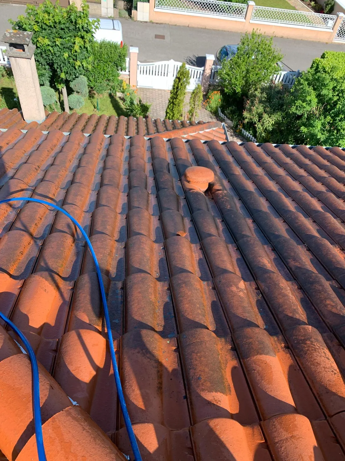 Nettoyage d’une toiture en tuiles encrassées à Lyon par MG Couverture