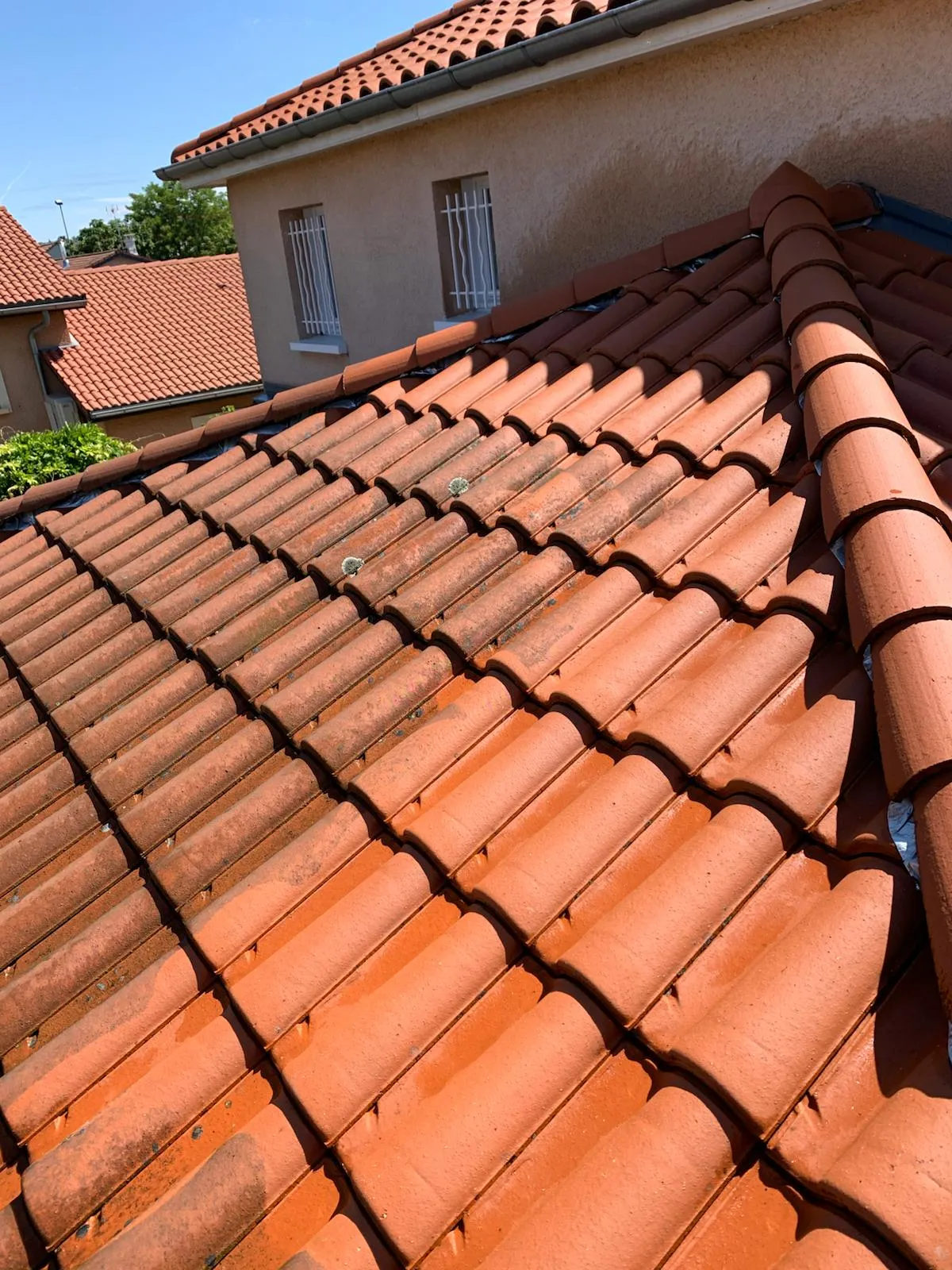 Réparation des raccords entre plusieurs pans de toiture en tuiles à Lyon par MG Couverture