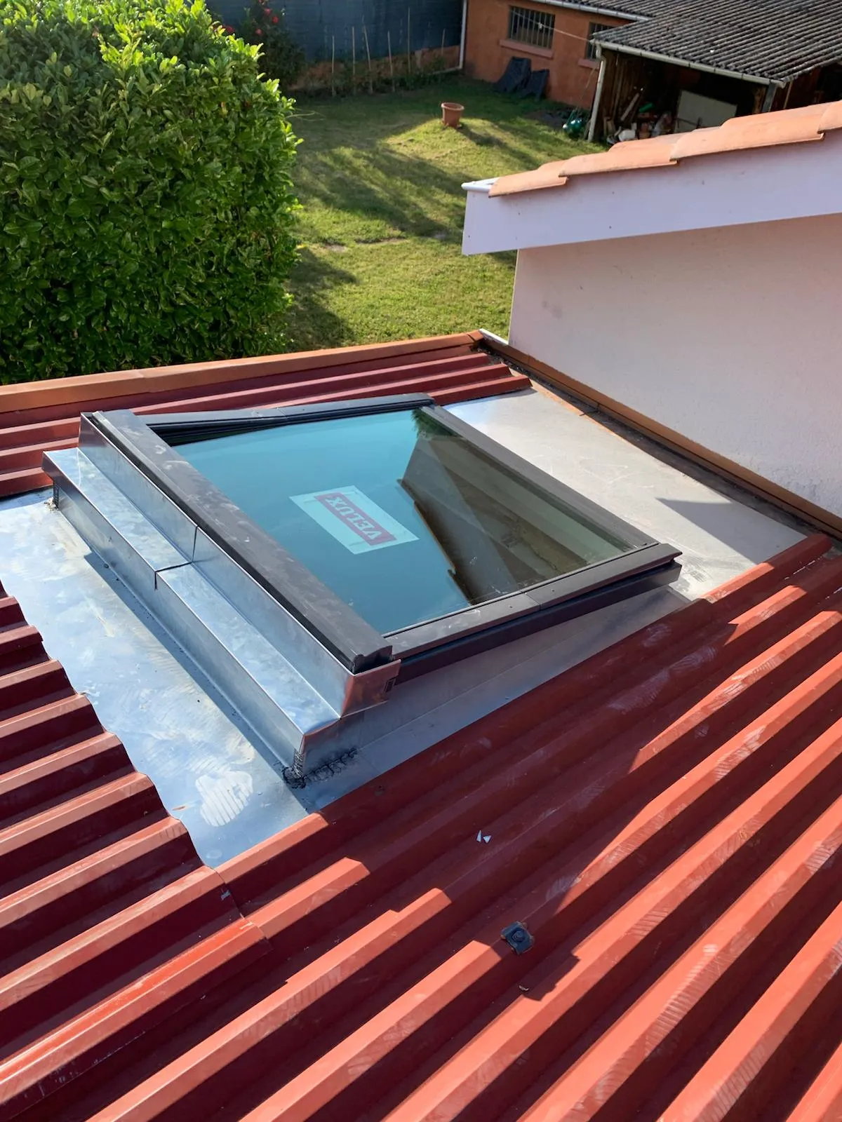 Pose d’une fenêtre de toit avec raccords d’étanchéité sur couverture métallique à Lyon